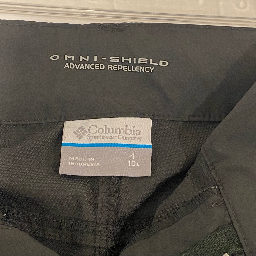 Columbia Ultralight Dark Grey Bermuda Shorts - NWOT- Size 4 - Picture 4 of 4